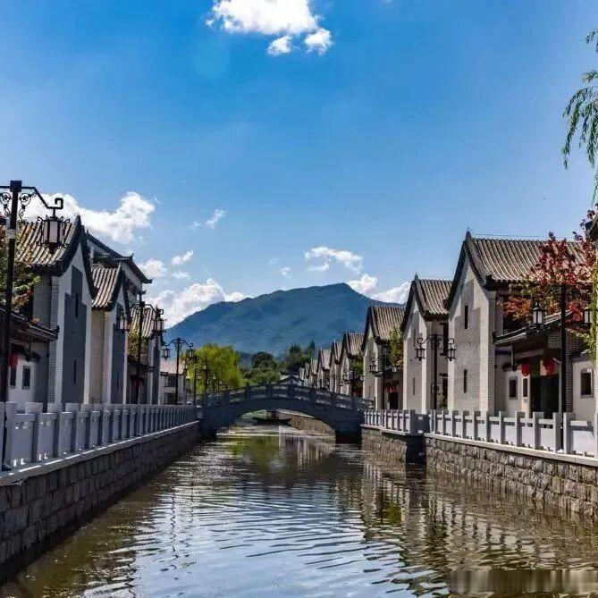 藏在东北的清凉秘境辽宁桓仁，真的太适合夏日慢旅居了整座小城被群山环抱，山水相融天