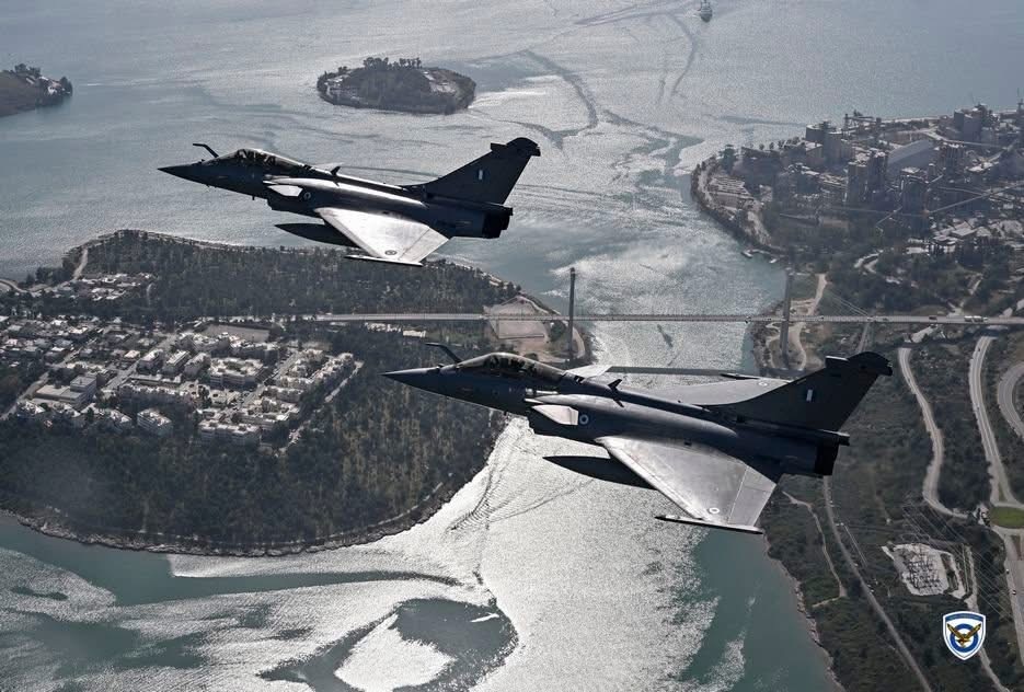 今日阵风逆光空对空摄影适合三哥飞行员学的歌：“有一束光，那瞬间，是什么痛得刺眼