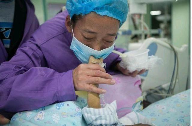 2岁宝宝患病, 全家没钱给他治疗准备放弃, 宝宝求爸爸别放弃他