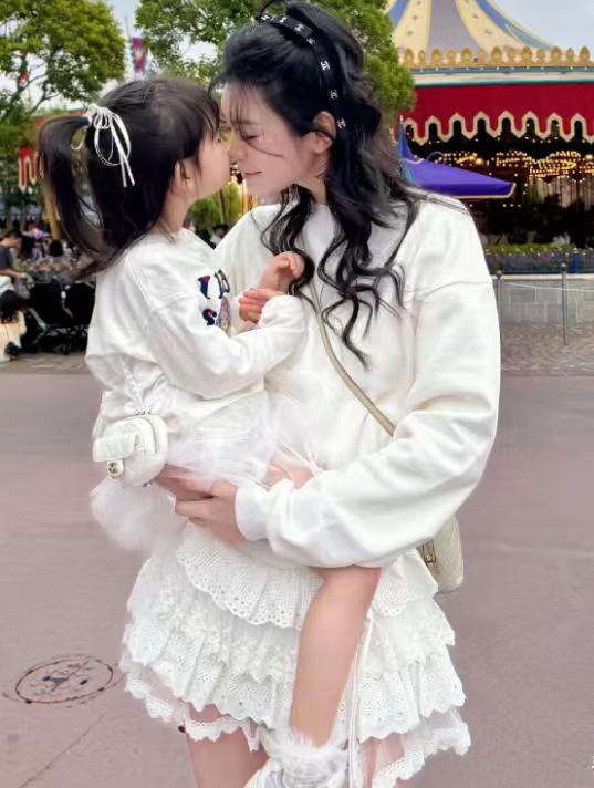 奚梦瑶女儿腿可真长啊！奚梦瑶女儿才4岁，被妈妈抱在怀里，看得出腿超长，看来身高