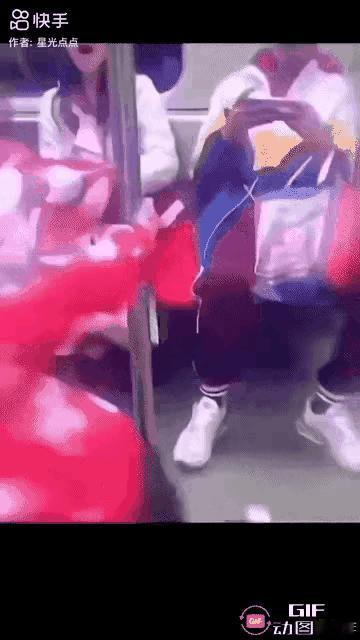 素质真差你这样谁家孩子愿意和你家孩子玩啊！