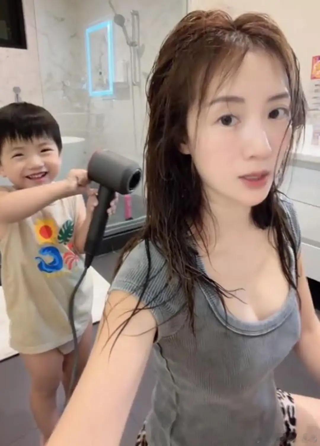 李念3岁儿子帮她吹头发，浴室比客厅都大，41岁生仨娃还像小白花！