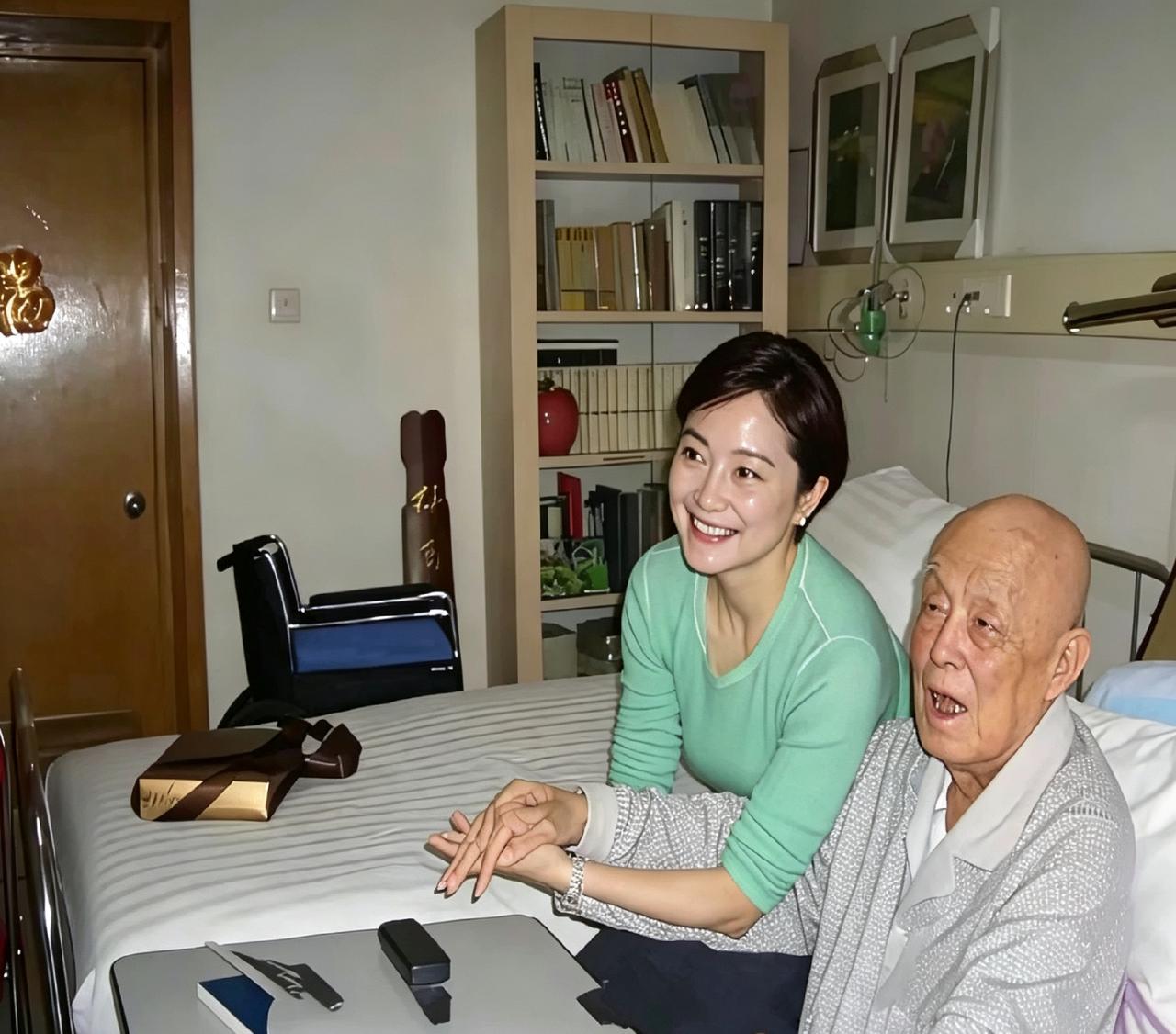 翻到2007年的一张老照片，54岁的林青霞去看望96岁的季羡林。照片里她笑得特别