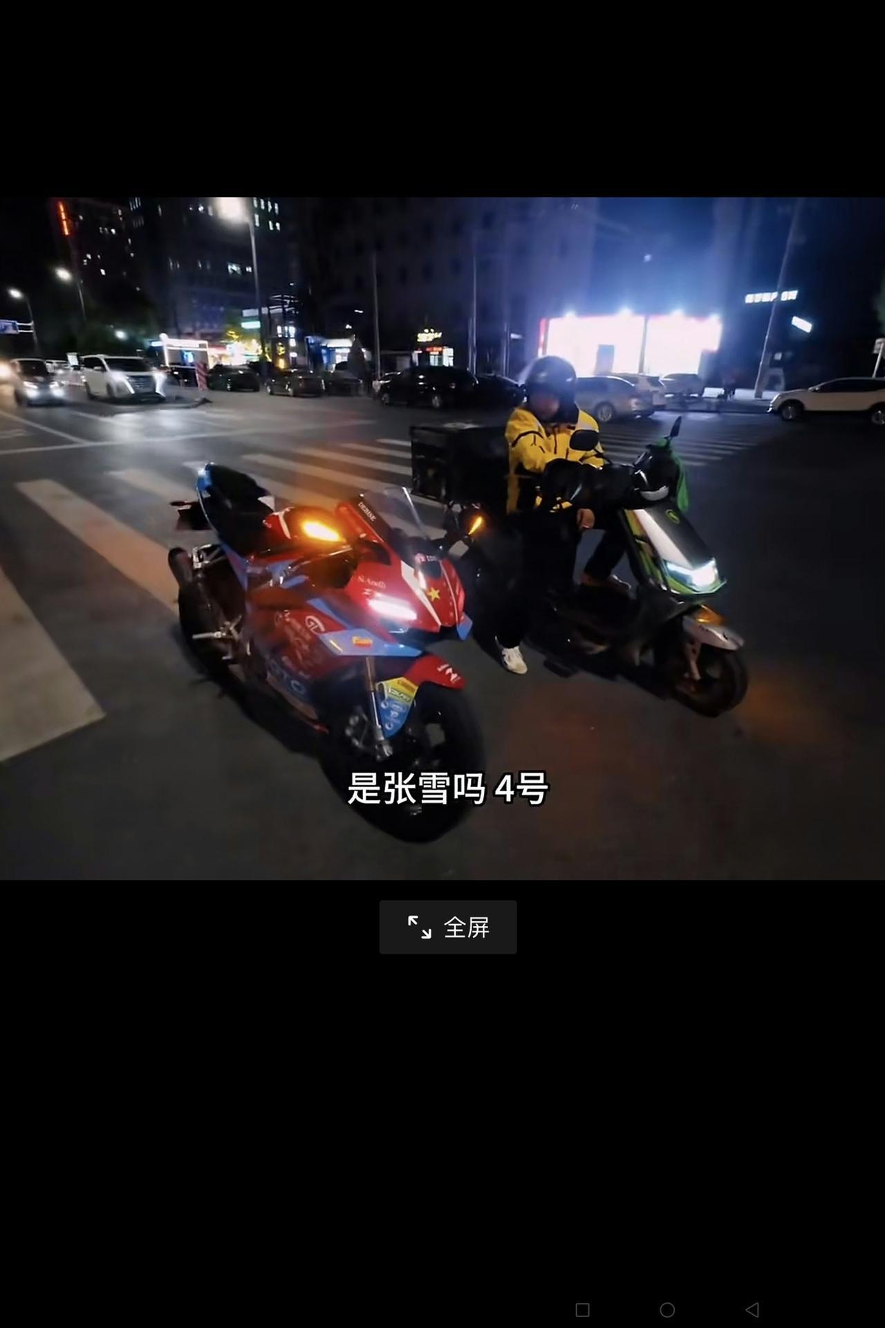 看看现在的年轻人对“张雪机车”有多关注！这不，一名外卖小哥在傍晚送外卖途中，突