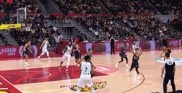 CBA现场突发：广东主场加时107:102险胜南京同曦！上半场结束前徐杰防守受伤