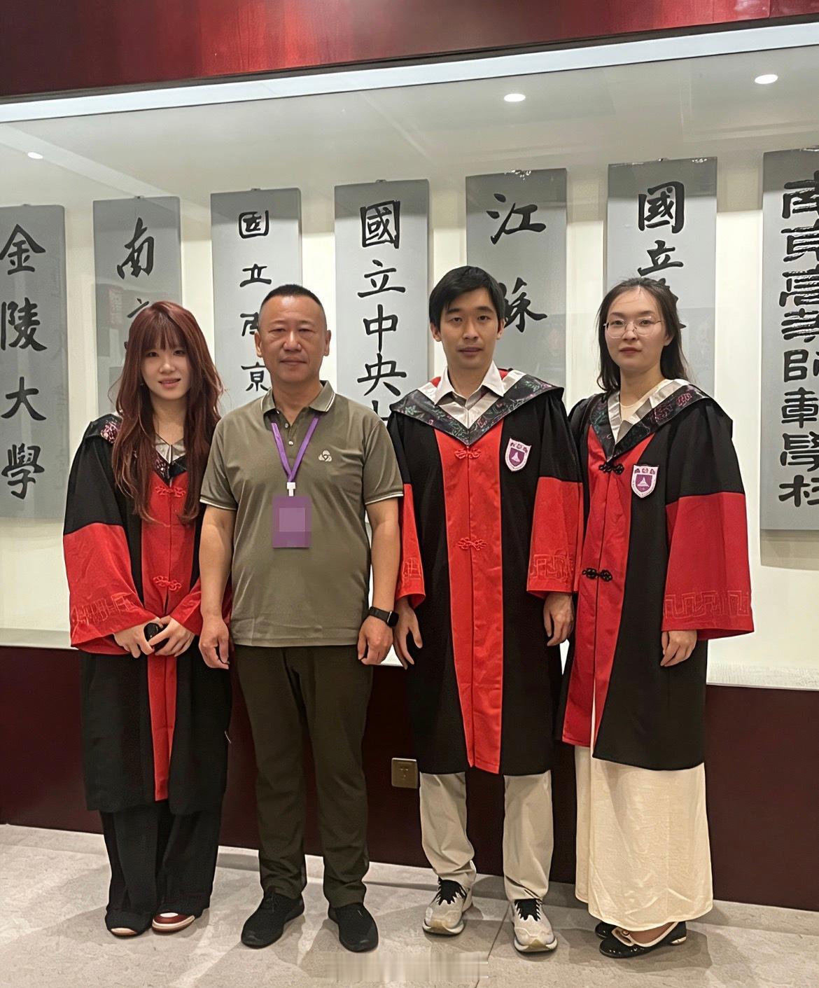 南大新晋博士圆满毕业漫步南大校园，书香满目。和刚刚圆满结业、斩获博士学位的同学们