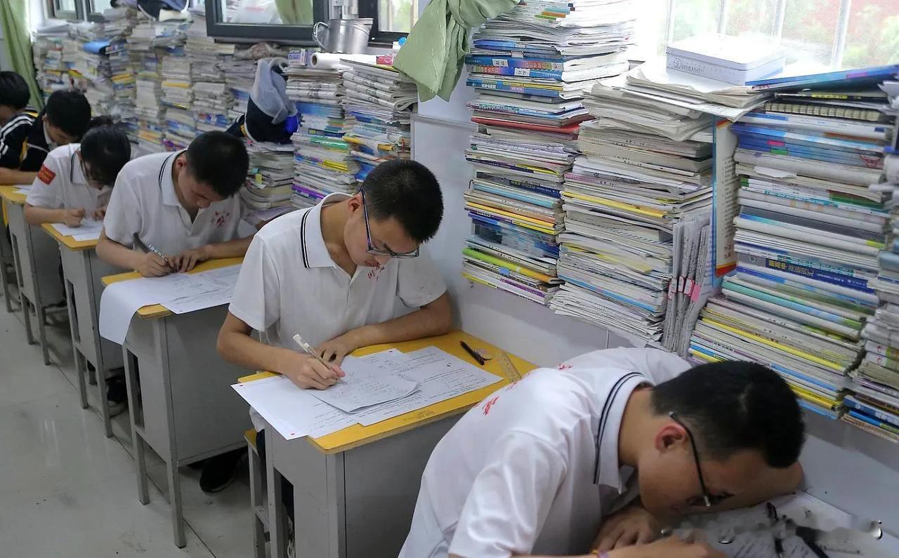 压榨学生时间成为常态，学生始终都处在高压下长时间学习，从每天早上5点多到晚上的1