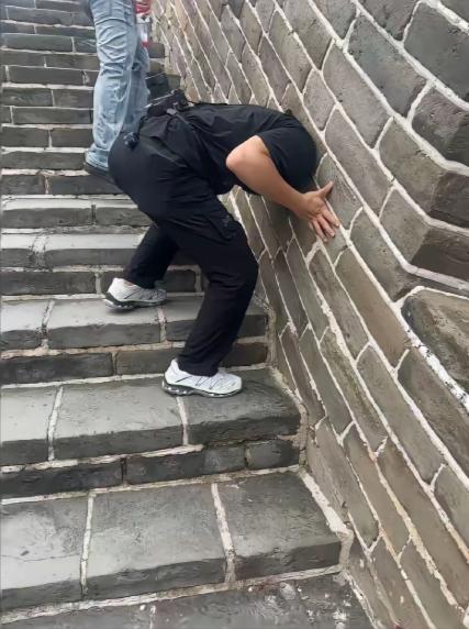 国庆假期，北京八达岭长城，一名男子干了一件让全网笑到缺氧的事——脑袋卡城墙洞口里
