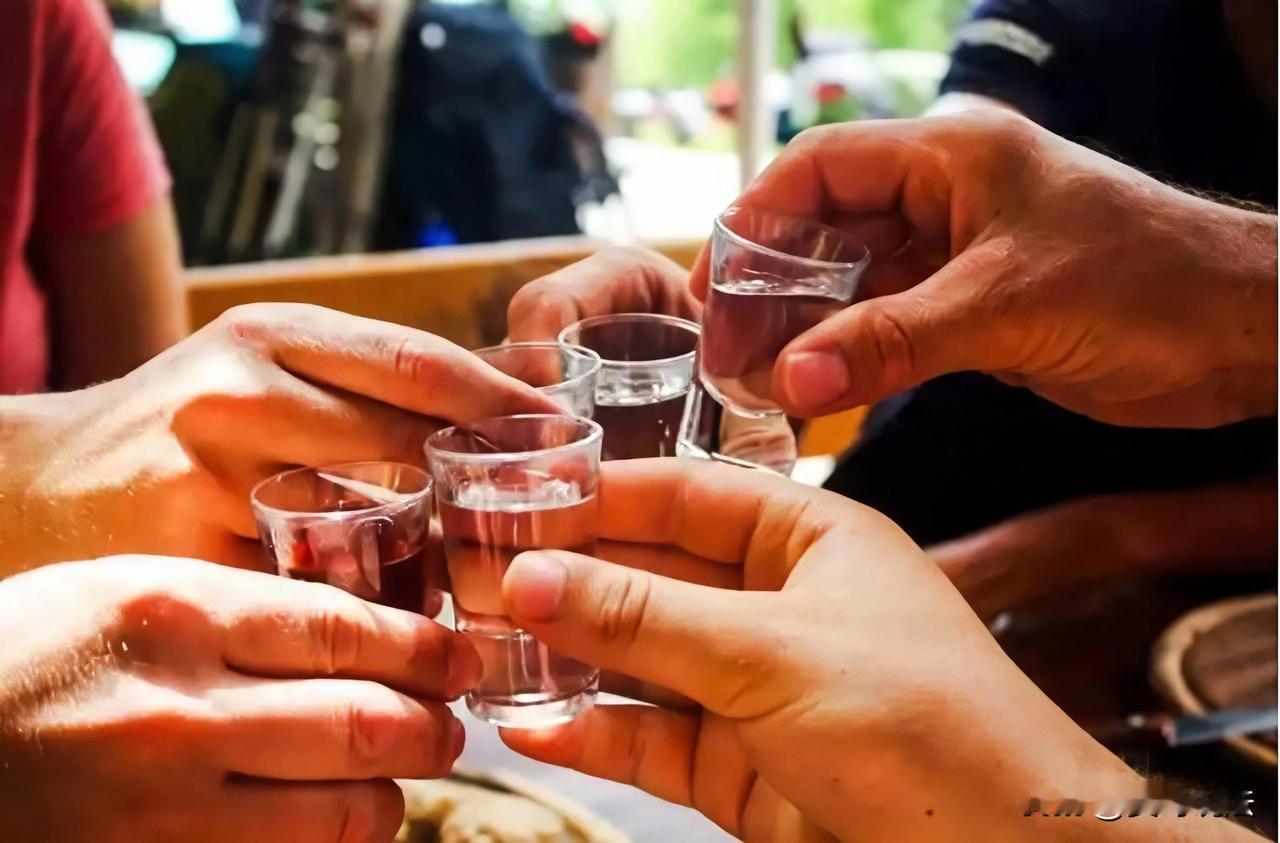 “喝酒又惹祸事了！”新疆，一男子在和朋友的聚餐中喝醉了酒，后来其又打车自行回家。