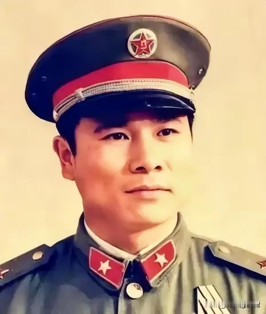1943年，16岁侦察兵偷听伪军密谈，揣半盒飞马烟巧探情报，保住整条交通线