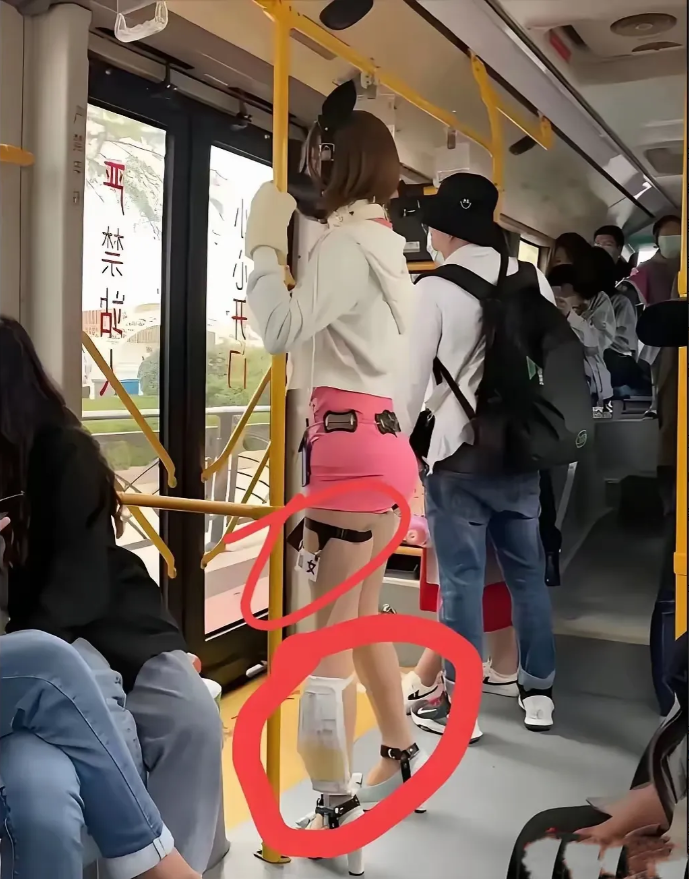 成年人的世界哪有容易二字！公交车上遇到个女子，腿上挂着尿袋，一看就是生着病做了