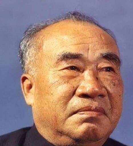 1974年，彭德怀去世时，临终想见朱德，他一次一次地向看守请求，可谁也不告诉朱德