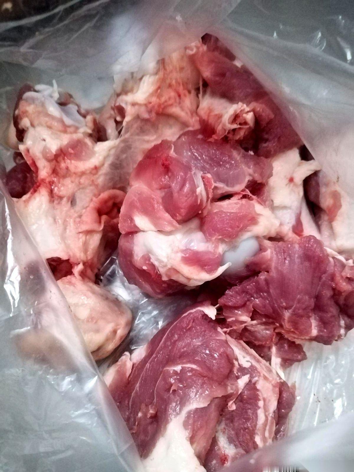 猪肉5块9一斤，大骨头5块。我拎着两大袋子，手勒得通红，心里还盘算着晚上红烧，