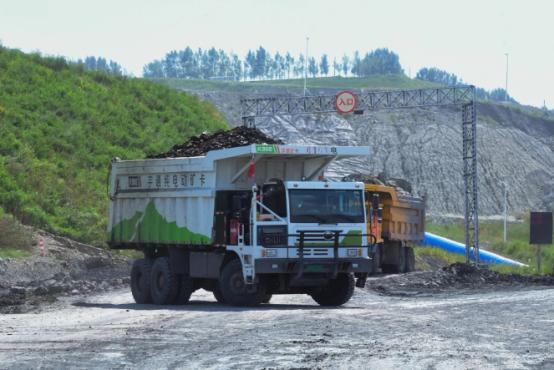 为什么大型矿山都换成电动卡车了？因为一辆90吨的卡车来回拉货，忙活一整天，最后消