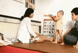 这是一家三口午休还是散家节奏？妈妈刚刚躺下，又对准了爸爸，然后自己躺平了……虽