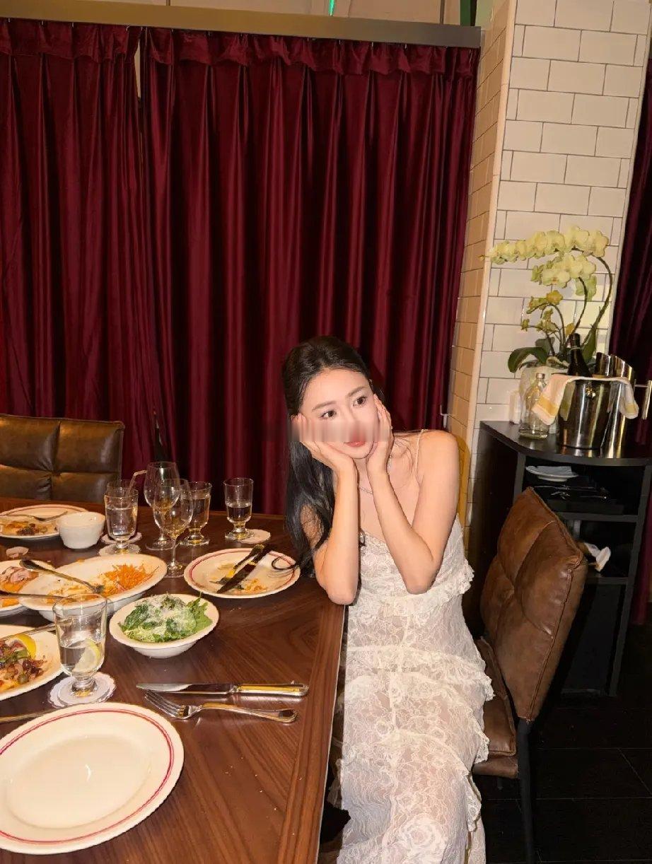 潘玮柏老婆庆生晒照，36岁生过孩子，保养得却满满少女感，生日宴穿的白色吊带纱裙，