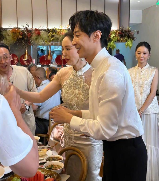 董璇张维伊婚礼现场照片，伴郎团刘同、酷滕这些个喜人站一起看着就想笑伴娘团有美美