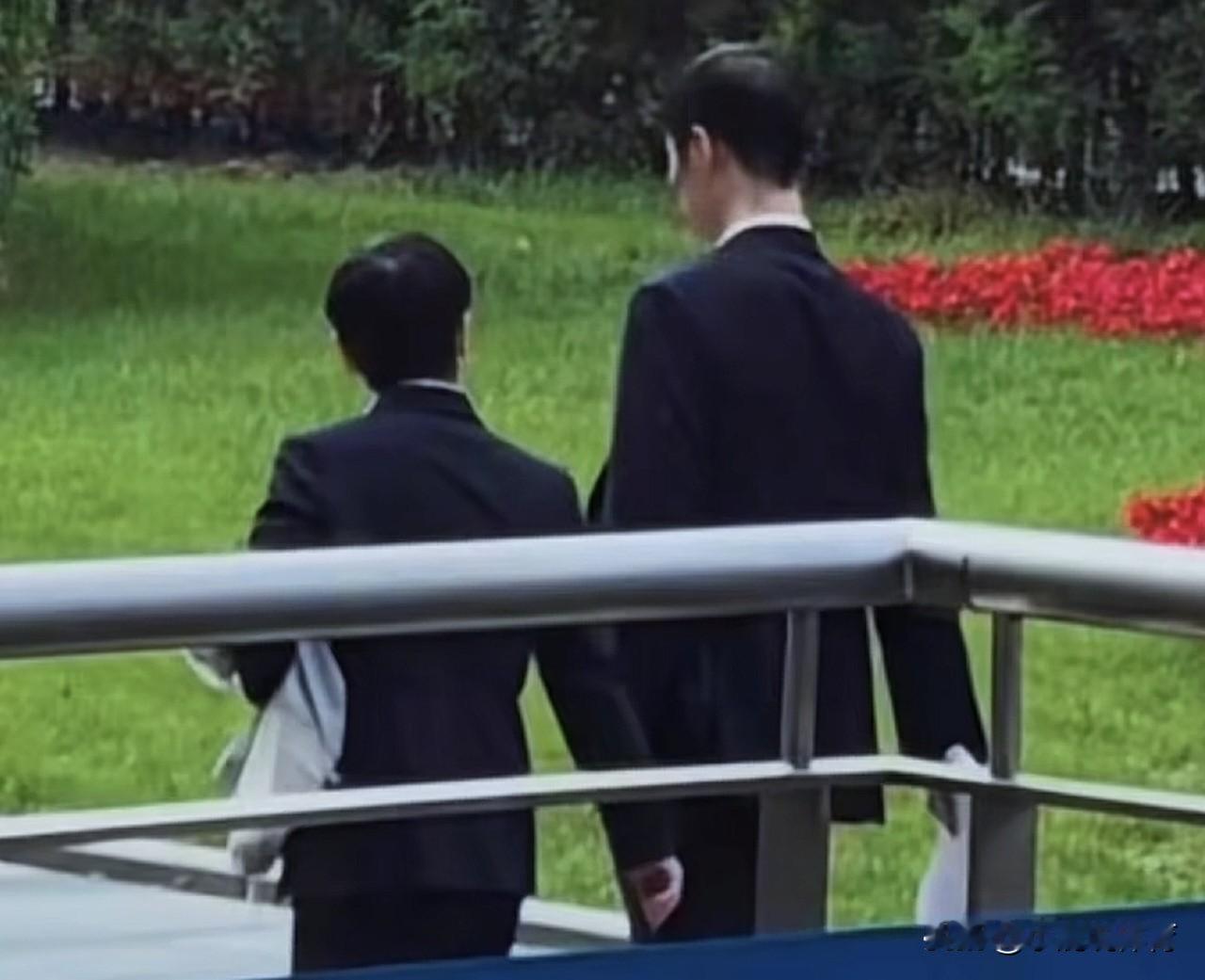 真没想到，莎莎穿西装也这么有气质！人还在北京，被球迷拍到了，跟着王主席