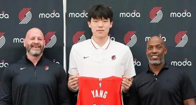 杨瀚森展现出最大的价值是一个护框，一个小策应，就这三个盖帽和五次助攻我认为开拓