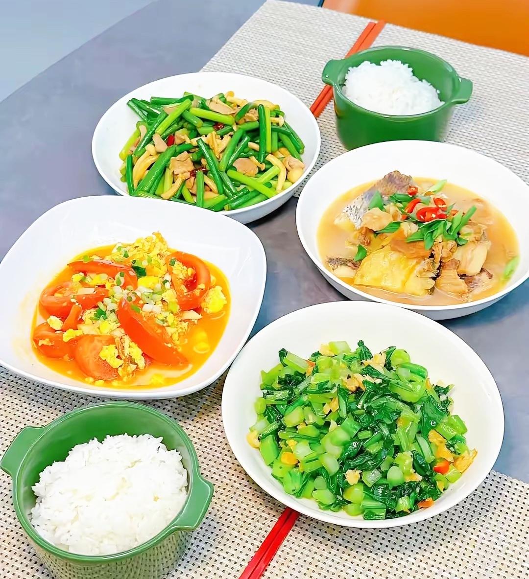 妹妹一家在城里买了房，前天乔迁，硬是没通知我们。我妈打电话去问，我妹吞吞吐吐