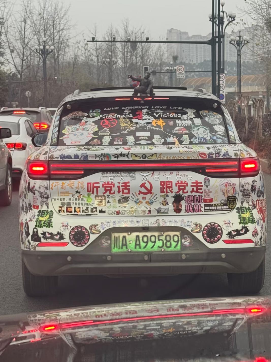 又遇到这辆痛车，别跟他后面走，太危险了，因为，，，，，他车尾装了两挺加特林[大笑