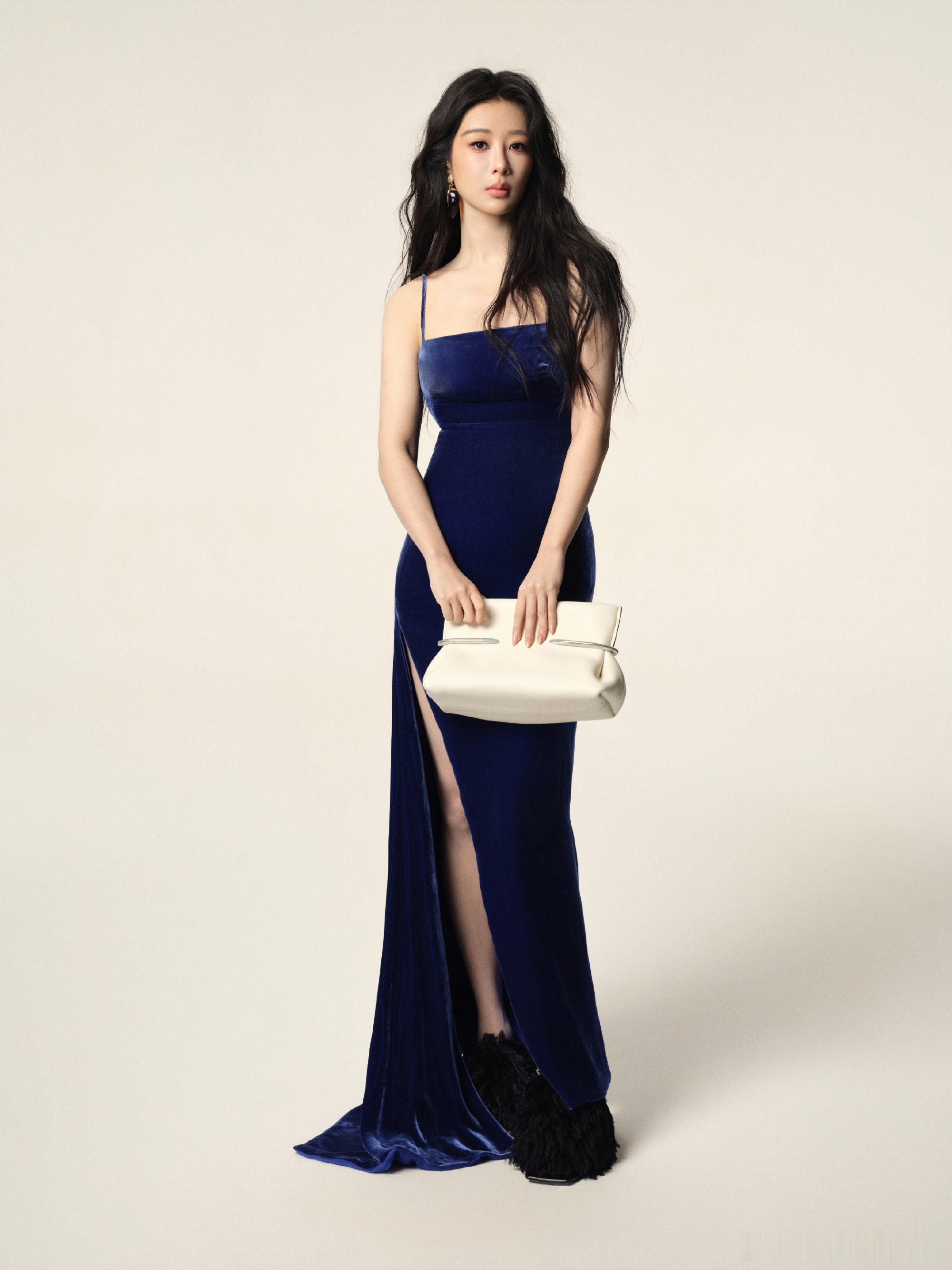 杨紫纪梵希新物料，品牌代言人的美腿好修长。​​​