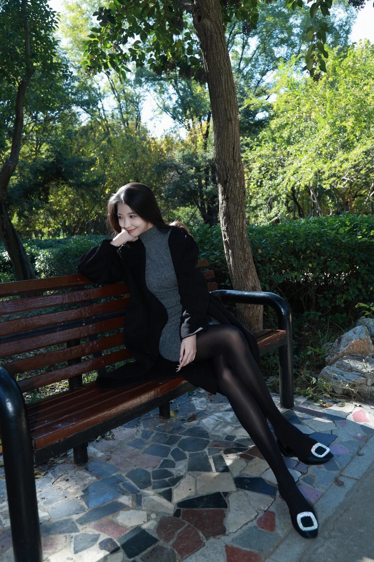 林间的光揉碎了秋意，坐在长椅上偷享片刻的慵懒，风掠过发梢时，连时间都好像慢了下来