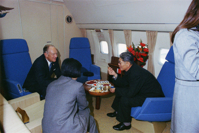 1972年尼克松访华，中方人员从上海登上空军一号随行飞往北京。​​​