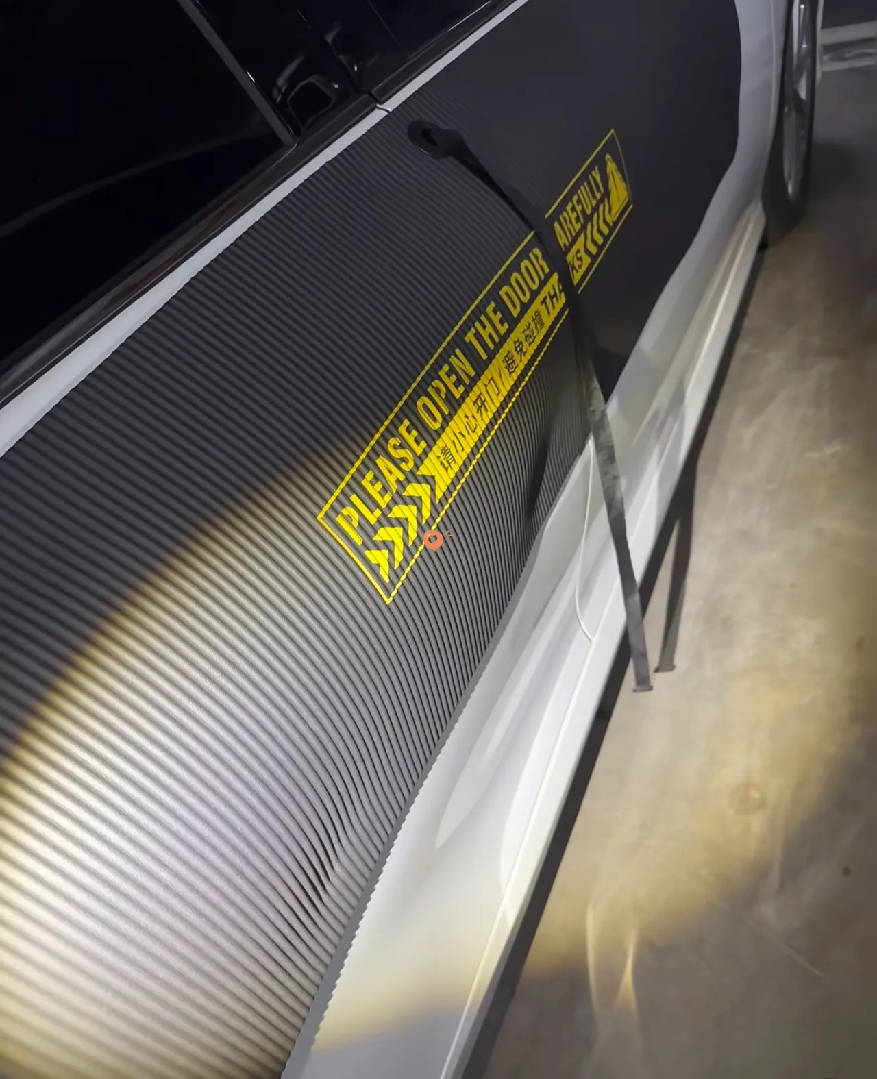 邻居总开门磕我车门，沟通多次毫无改善，我只能每次停车都给车做防护，稍不注意就多道