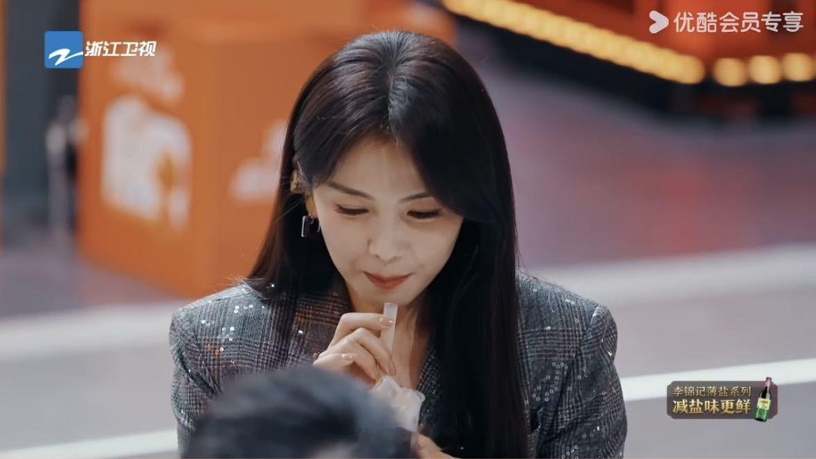 刘涛眼里全是对自己食量的欣赏涛姐直言美食标签是“一直吃”，吃饭吃到最后还在享用，