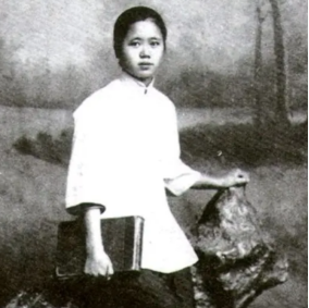 1917年，结婚典礼上，新郎胡适眼神直勾勾地盯着身为伴娘的表妹曹诚英，5年后，胡