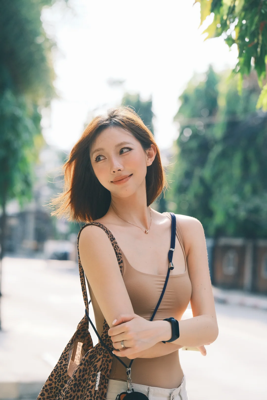 看，阳光下她在发光诶☀️