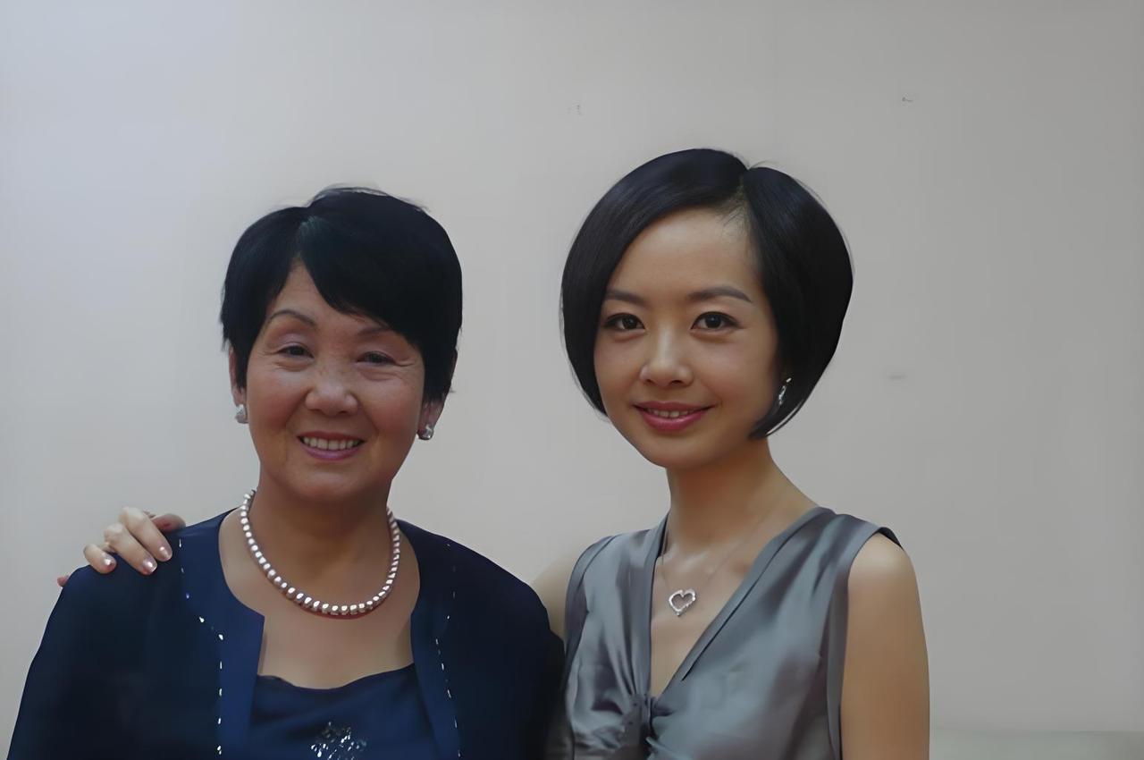 2003年夏天，郑州一条偏僻街道的尽头，一个70岁的老太太守在一座公厕门口，她的