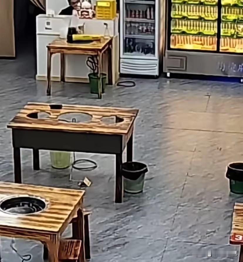 怀化，一家餐馆都到晚上9点一个客人没有，店主叹了口气，突然，有一个人走了进来：店