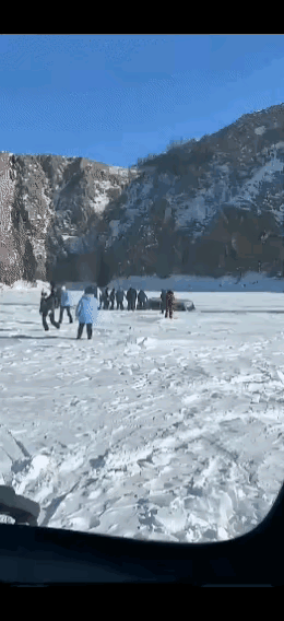 贝加尔湖的现场视频，当时就应该踹那个小伙一脚。后门当时已经打开了，小伙站在后门，