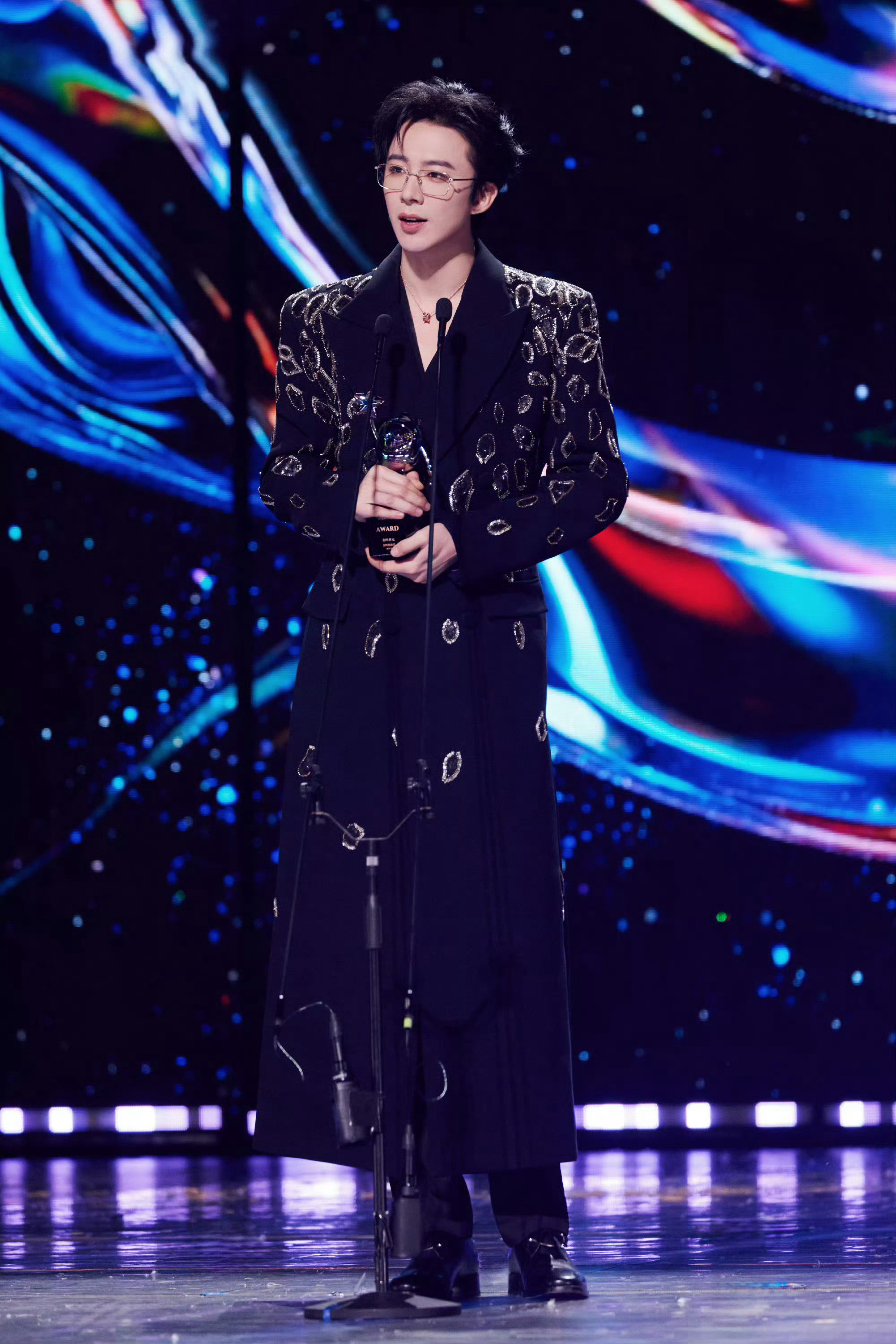 刘宇宁内娱劳模哥音乐现场、影视盛典、商务片场、跨年直播…他的行程地图上画满了