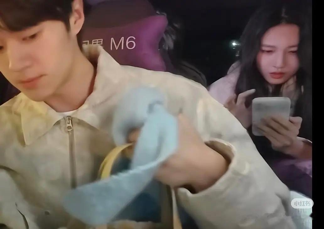 心疼我们玥宝了！无时无刻不在看网上评论！心动的信号​​​