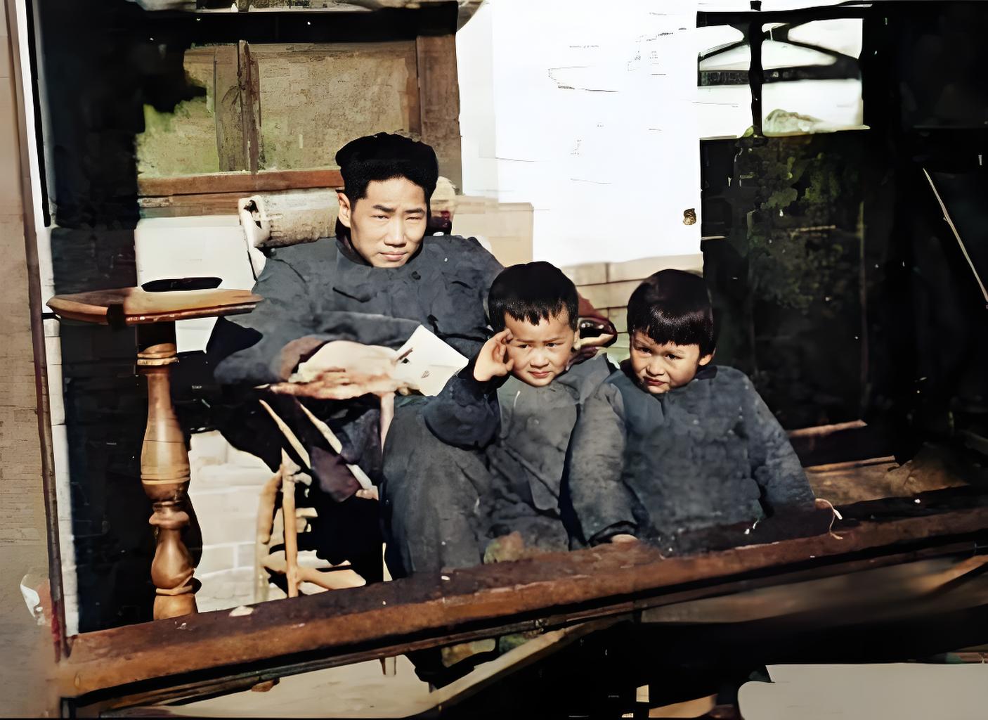 1950年，毛岸英和同事孩子的合影，看得出来，他很喜欢孩子。这张照片拍摄于19