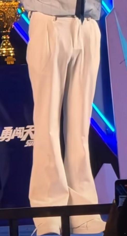 一只优雅的大理石柱子​​​