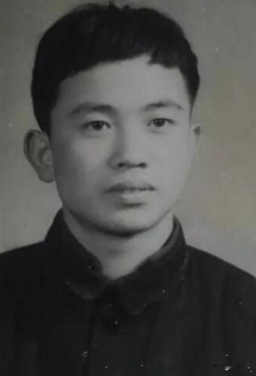 1990年，49岁的核武器研发专家魏世杰结束戈壁保密科研生涯，并携家眷回到故里，