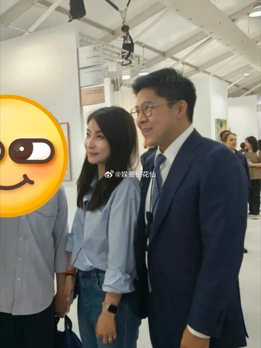 郭晶晶、霍启刚夫妻俩现身看艺术展，夫妻俩穿的好亲民。郭晶晶长发披肩，穿着蓝色衬衫