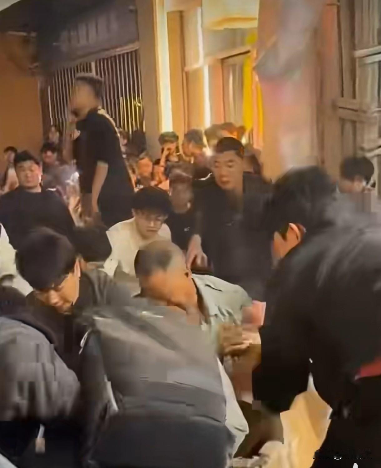 长沙潮宗街墙体突然垮塌！两个年轻生命没了，这事真让人心疼10月31号晚上，