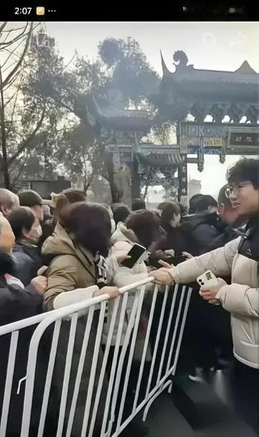 成都腊八粥领出“野性”？大爷大妈拆铁围栏抢粥成都文殊院腊八施粥现场惊到我