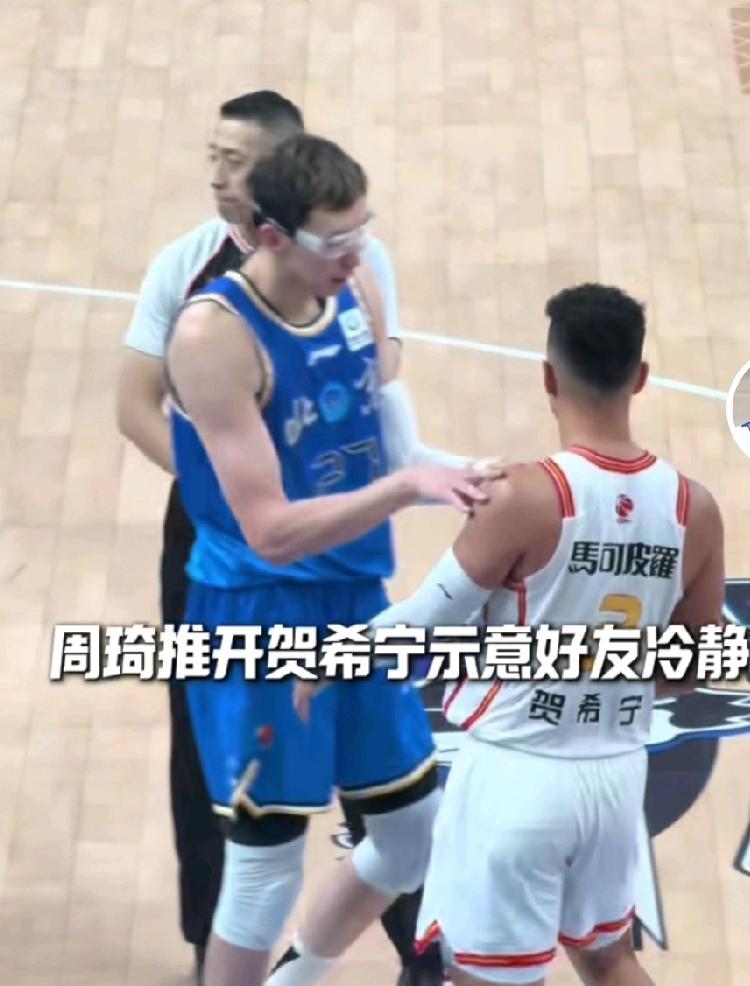 可能是错怪周琦了。昨天北京对阵深圳的比赛中，发生了一些小冲突，起因是贺希宁认为张