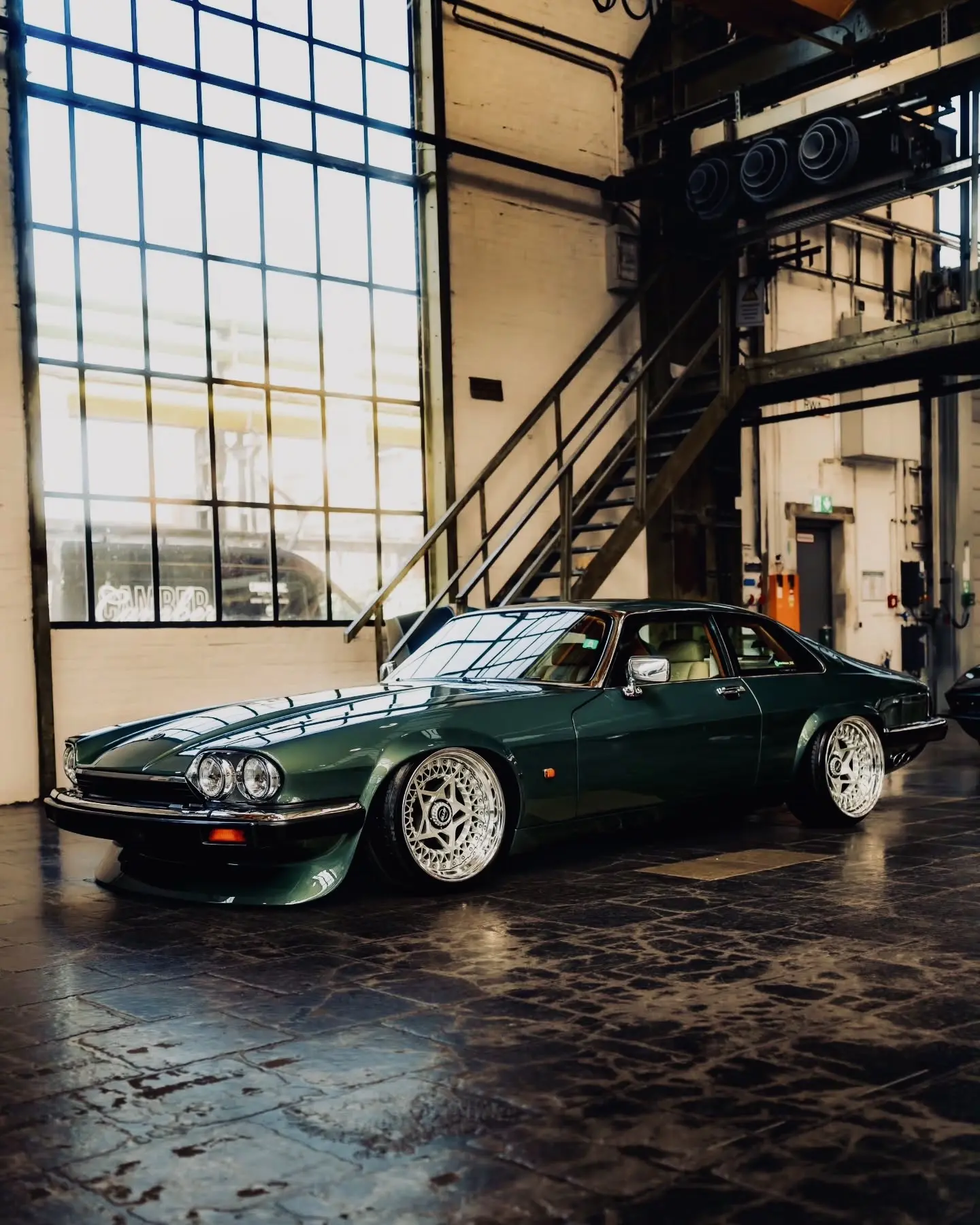 来自捷豹40年前的车型，XJS V12。