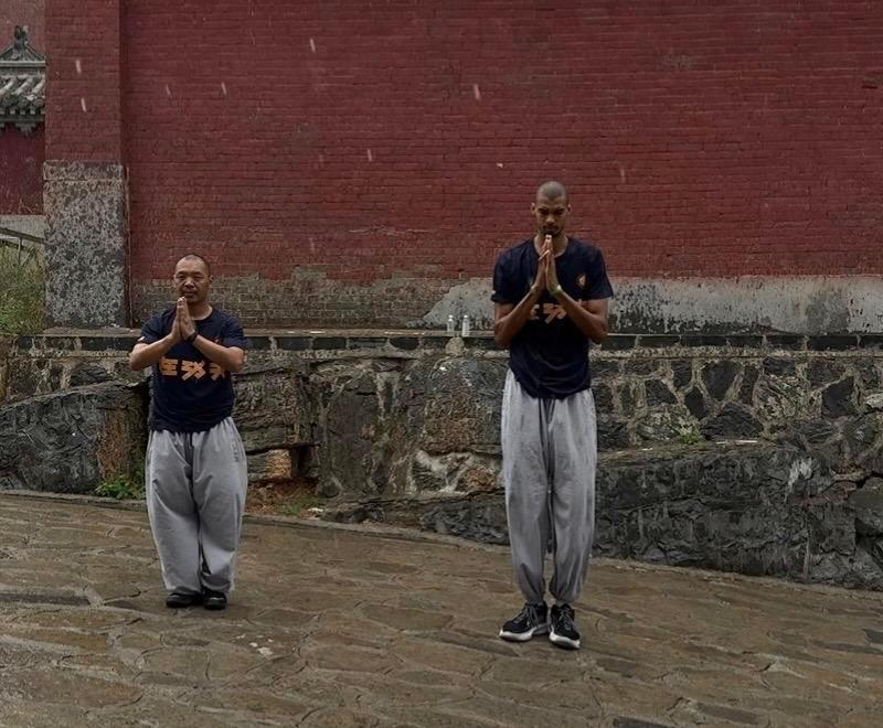 文班亚马在少林寺的师傅“延安师傅”更新社媒，祝贺马刺和文班打入总决赛：“恭喜马刺