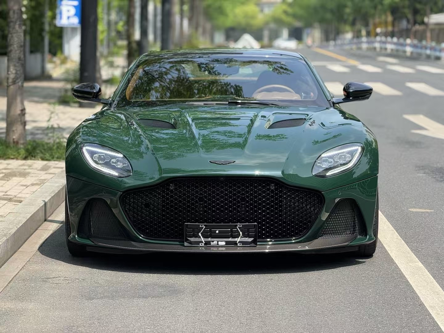 这配色：真英伦！真马丁！阿斯顿马丁旗舰系列DBS2020年9600公里数一手车