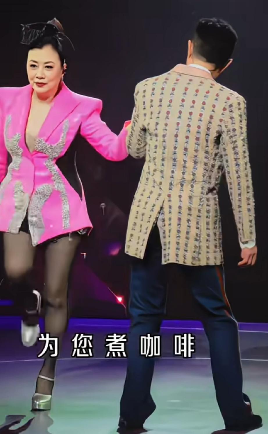真心佩服阿姐汪明荃，79岁的老人了，还能穿这么高的高跟鞋为古天乐伴舞，太牛了！
