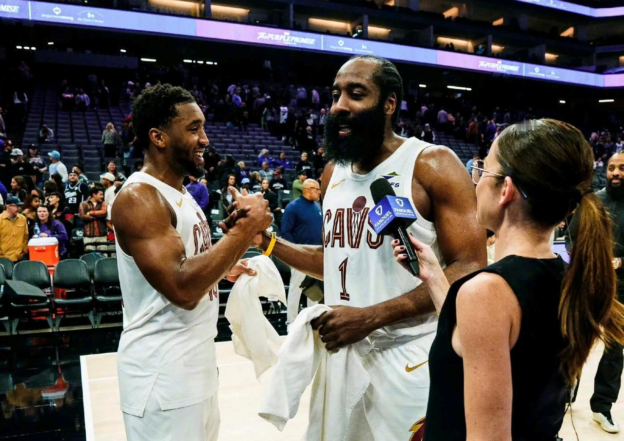 爱德华兹说可能不打，不过哈登换队了，萧华很反感这样的行为，估计不会给哈登进，今年