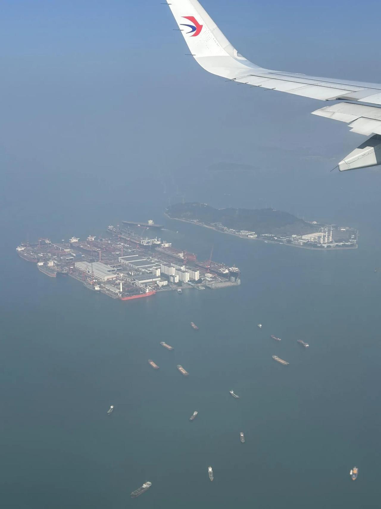 这是深圳哪里的岛飞机快落地宝安机场的时候拍到的一座岛，里面还建了小区，好像世外